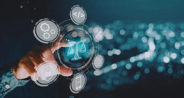 imagen con el texto expediente judicial electrónico, se aprecia una mano queriendo pulsar un botón digital y al fondo se ven las luces de una ciudad