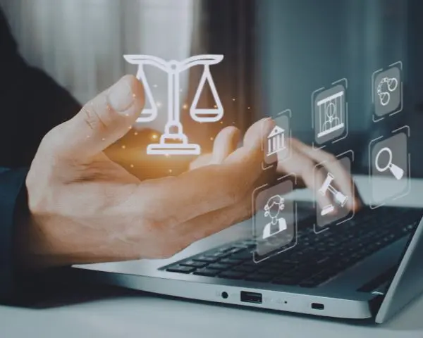 imágen que muestra un hombre frente a un computador portatil y se ven unos gráficos que simulan la conectividad que puede tener al digitalizar sus documentos jurídicos