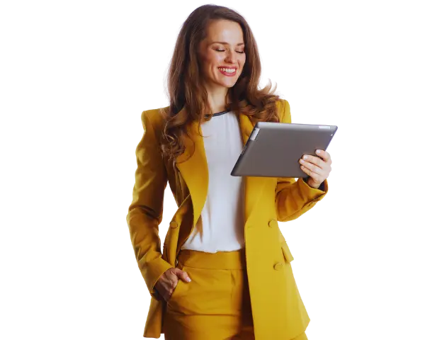 mujer que se encuentra de pie y sostiene una tableta donde consulta el expediente judicial virtual