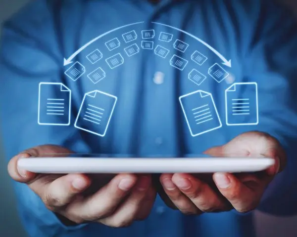 imagen en la que se ve una persona sosteniendio una tableta con ambas manos donde vemos un esquema de conectividad virtual