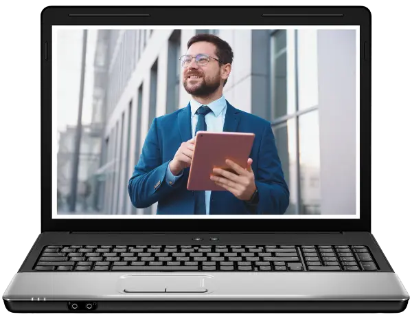 imagen de un computador de escritorio en cuya pantalla aparece un hombre vestido elegante el cual sostiene una tableta en su mano y tiene rostro de satisfaccion
